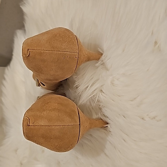 Trendy Talbots Nude Suede Heels - Picture 2 of 11